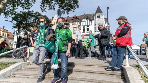 Werder-Fans laufen am Osterdeich die Treppe herunter, um zum Stadion zu gelangen.