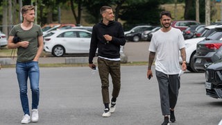 Johannes Eggestein, Maximilian Eggestein und Leonardo Bittencourt laufen über Werders Transfergelände.