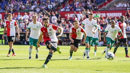 Rotterdams Kokcu verwandelt den Elfmeter gegen Werder.