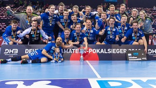 Die Handballer vom ATSV Habenhausen feiern den Gewinn des Amateurpokals.