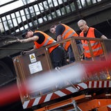 Männer reparieren die Oberleitung eines Zuges