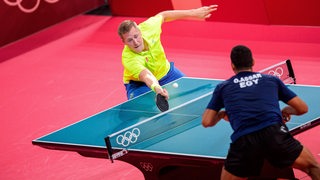 Tischtennisspieler Mattias Falck spielt einen Ball auf die Hälfte von Omar Assar zurück.