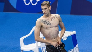 Nach Platz 4 schaut Schwimmer Florian Wellbrock enttäuscht auf die Anzeigetafel.