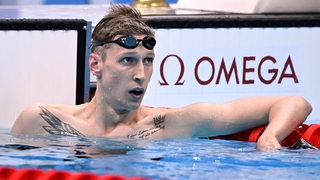 Der Bremer Schwimmer Florian Wellbrock blickt aus dem Becken heraus zur Anzeigetafel.