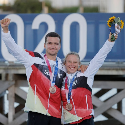 Die Segler Paul Kohlhoff und Alica Stuhlemmer erhalten ihre Bronzemedaillen.