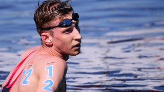 Schwimmer Florian Wellbrock steigt aus dem Hafenbecken von Tokio.