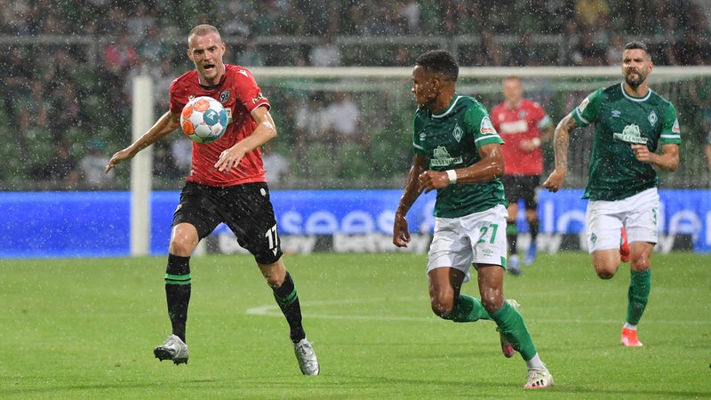 Marvin Dusck im Spiel gegen Werder im Duell mit Felix Agu. Im Hintergrund läuft auch Anthony Jung in Richtung Ball.