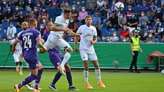 Nicolai Rapp steiht im Spiel gegen Osnabrück zum Kopfball hoch. 