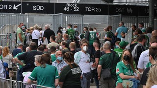 Werder-Fans strömen in das Weser-Stadion. 
