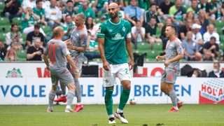 Werder-Kapitän Ömer Toprak dreht sich nach einem Gegentreffer enttäuscht weg.