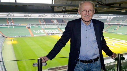 Willi Lemke steht auf der Tribüne des leeren Weser-Stadions.