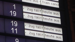 Auf einer Anzeigetafel steht "Zug fällt heute aus".