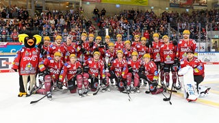 Die Spieler der Fischtown Pinguins posieren auf dem Eis für ein Mannschaftsbild.