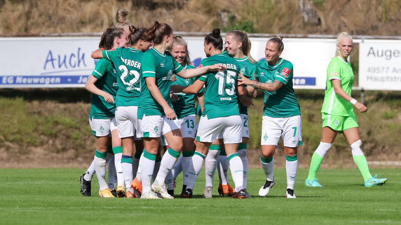Werders Fußball-Frauen feiern einen Treffer im Testspiel gegen Wolfsburg.