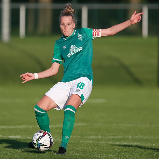 Werder-Kapitänin Lina Hausicke spielt einen Pass.