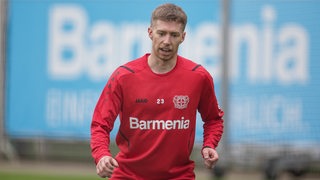 Neu-Werderaner Mitchell Weiser wärmt sich im Leverkusener Trainingsdress auf.