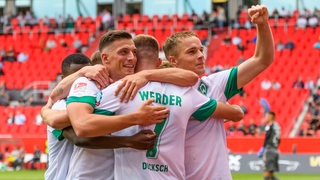 Werder-Spieler um Nicolai Rapp und Niklas Schmidt bejubeln einen Bremer Treffer gegen Ingolstadt.