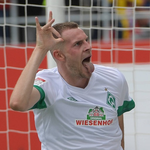 Werder-Stürmer Marvin Ducksch streckt nach seinem Treffer frech die Zunge heraus.
