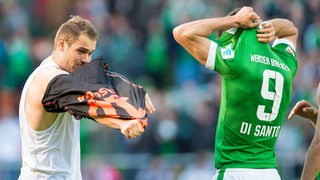 HSV-Spieler Lasogga tauscht mit Werders Franco Di Santo das Trikot.