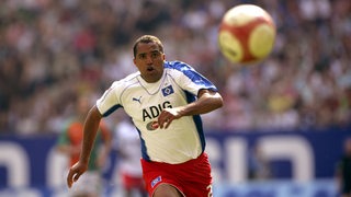 Ailton im Trikot des HSV fixiert im Sprint den Ball in der Luft.