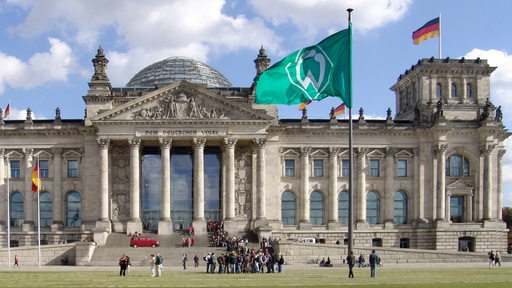 Zu sehen ist der Deutsche Bundestag in der Vorderansicht.