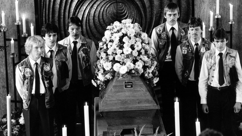Beerdigung des getöteten Werder-Fans Adrian Maleika mit sechs Werder-Fans, die um dessen Sarg stehen.