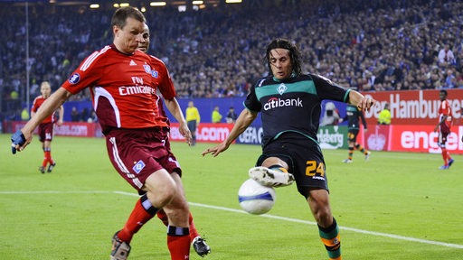 HSV-Verteidiger Michael Gravgaard kämpft mit Claudio Pizarro um den Ball.
