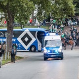 Der Mannschaftsbus des Hamburger SV fährt mit einer Polizei-Eskorte vor dem Weserstadion vor.