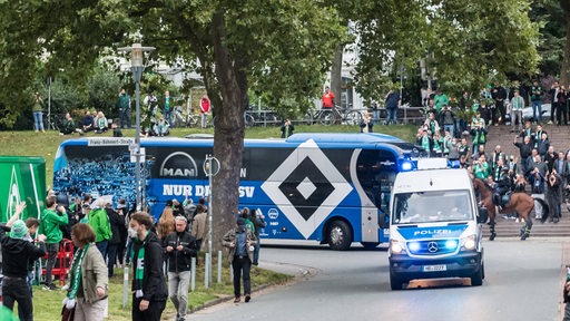 Der Mannschaftsbus des Hamburger SV fährt mit einer Polizei-Eskorte vor dem Weserstadion vor.