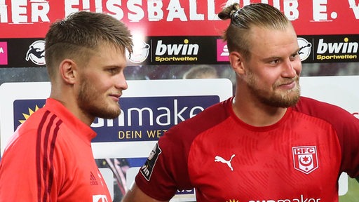 Die Brüder Lars Lukas und Sebastian Mai nach dem 3. Ligaspiel zwischen der zweiten Mannschaft des FC Bayern und dem Halleschen FC.
