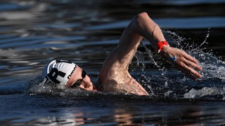 Florian Wellbrock schwimmt während eines Rennens im Freiwasser.