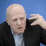 Der ehemalige Senator Ralf Fücks gestikuliert mit der Hand.