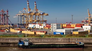 Der Blick auf verschiedene Container in Bremerhaven.