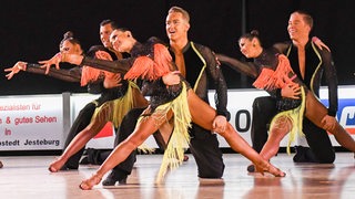 Die Tänzer des Grün-Gold-Club Bremen tanzen eine Choreografie. 