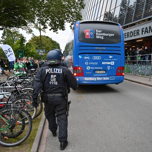 Vor Werders Heimspiel gegen den Hamburger SV begleiteten mehrere Polizisten den Gästebus zum Weser-Stadion.