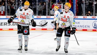 Die Pinguins-Spieler Stanislav Dietz und Markus Vikingstad enttäuscht nach dem Spiel auf dem Eis
