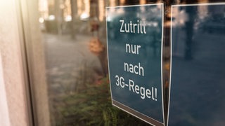 Auf einem Schild steht "Zutritt nur nach 3G-Regel".