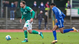 Werders U23-Kapitän Philipp Bargfrede am Ball gegen den VfB Oldenburg.