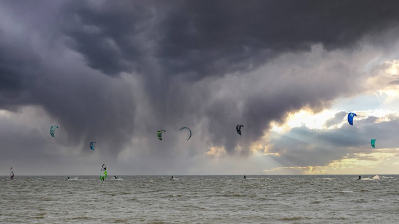 Kitesurfer an der Küste vor Cuxhaven.