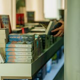 Bücher liegen an einem Stand