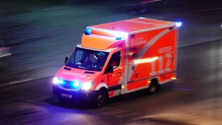 Rettungswagen der Feuerwehr im Einsatz. (Symbolbild)