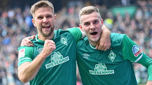 Die Werder-Stürmer Niclas Füllkrug und Marvin Ducksch bejubeln Arm in Arm ausgelassen den Treffer.