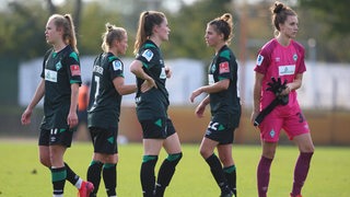 Die Fußball-Spielerinnen von Werder Bremen stehen nach dem Pokal-Aus enttäuscht auf dem Spielfeld.