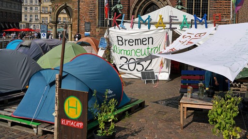 Junge Klimaschützer schlagen vor dem Rathaus ein Camp auf.