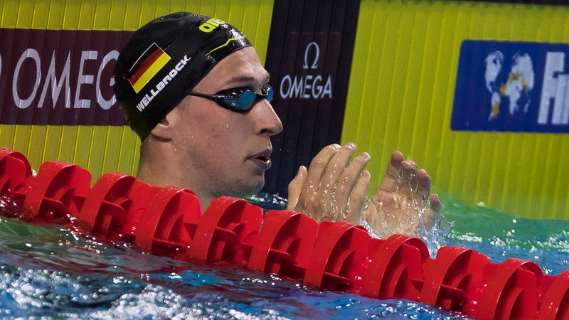 Schwimmer Florian Wellbrock schaut nach einem Rennen im Becken zur Anzeigetafel.