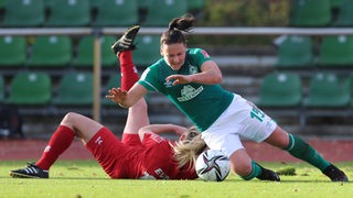 Werder-Spielerin Jasmin Sehan wird gegen den SC Sand gefoult.