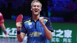 Der schwedische Tischtennis-Spieler Mattias Falck jubelt mit hochgereckten Armen über seinen Einzug ins WM-Halbfinale.