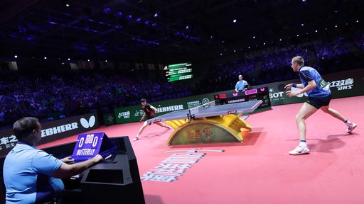 Mattias Falck und Ma Long spielen vor einigen tausend Zuschauern in Budapest das WM-Finale im Tischtennis aus.
