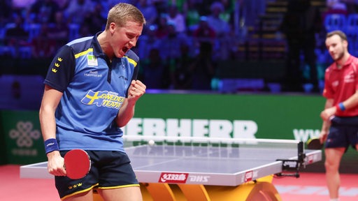 Tischtennis-Profi Mattias Falck bejubelt im WM-Viertelfinale einen Punktgewinn gegen Simon Gauzy.