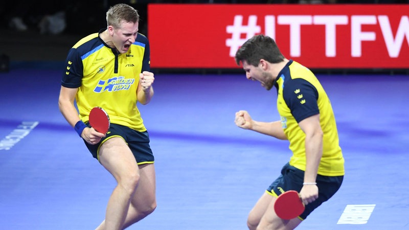 Die schwedischen Tischtennis-Spieler Mattias Falck und Kristian Karlsson feiern mit martialischen Jubelposen ihren Sieg im Doppel bei der WM.